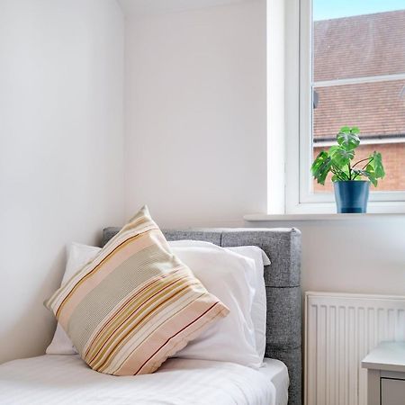 Foxherne 5Bdr 3Ba Serviced House With Parking - Slough By 360Stays Eksteriør billede