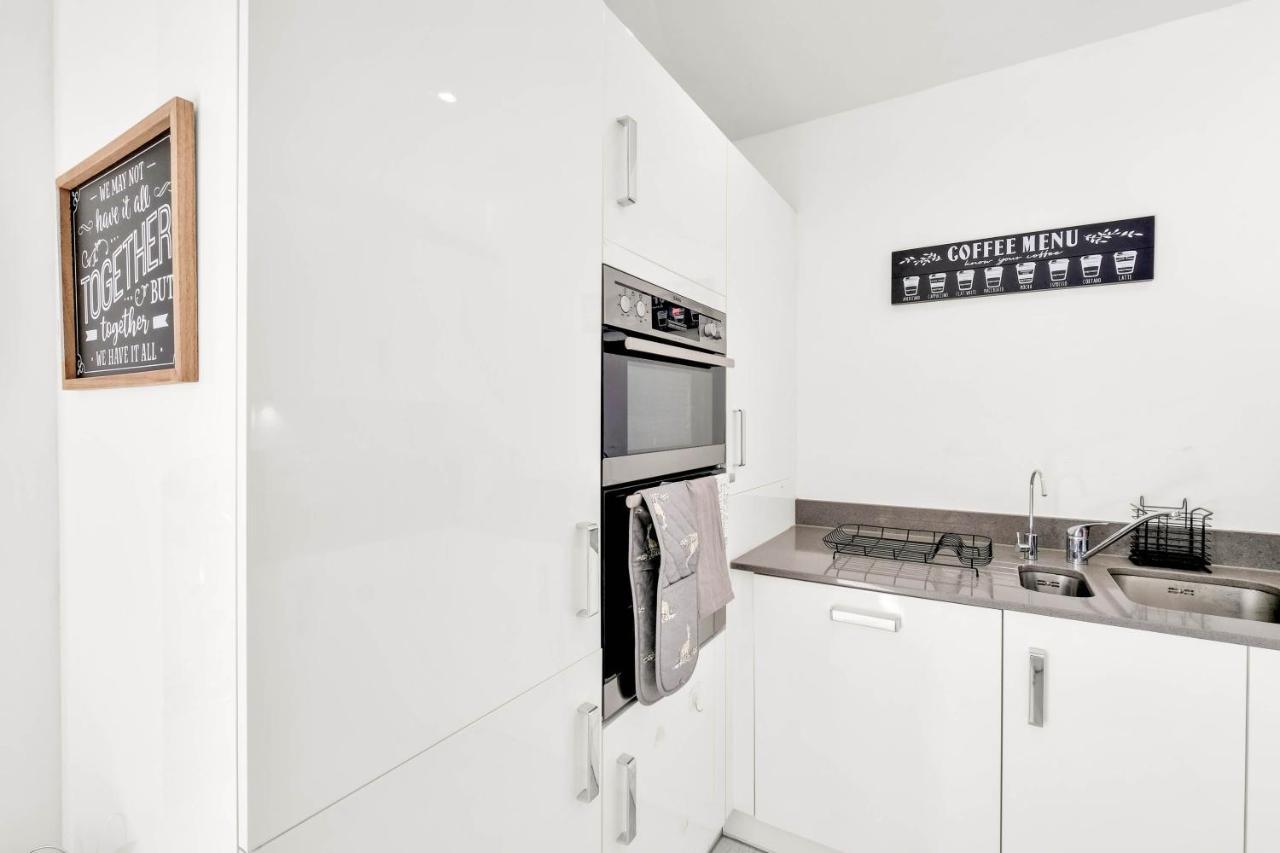 Foxherne 5Bdr 3Ba Serviced House With Parking - Slough By 360Stays Eksteriør billede
