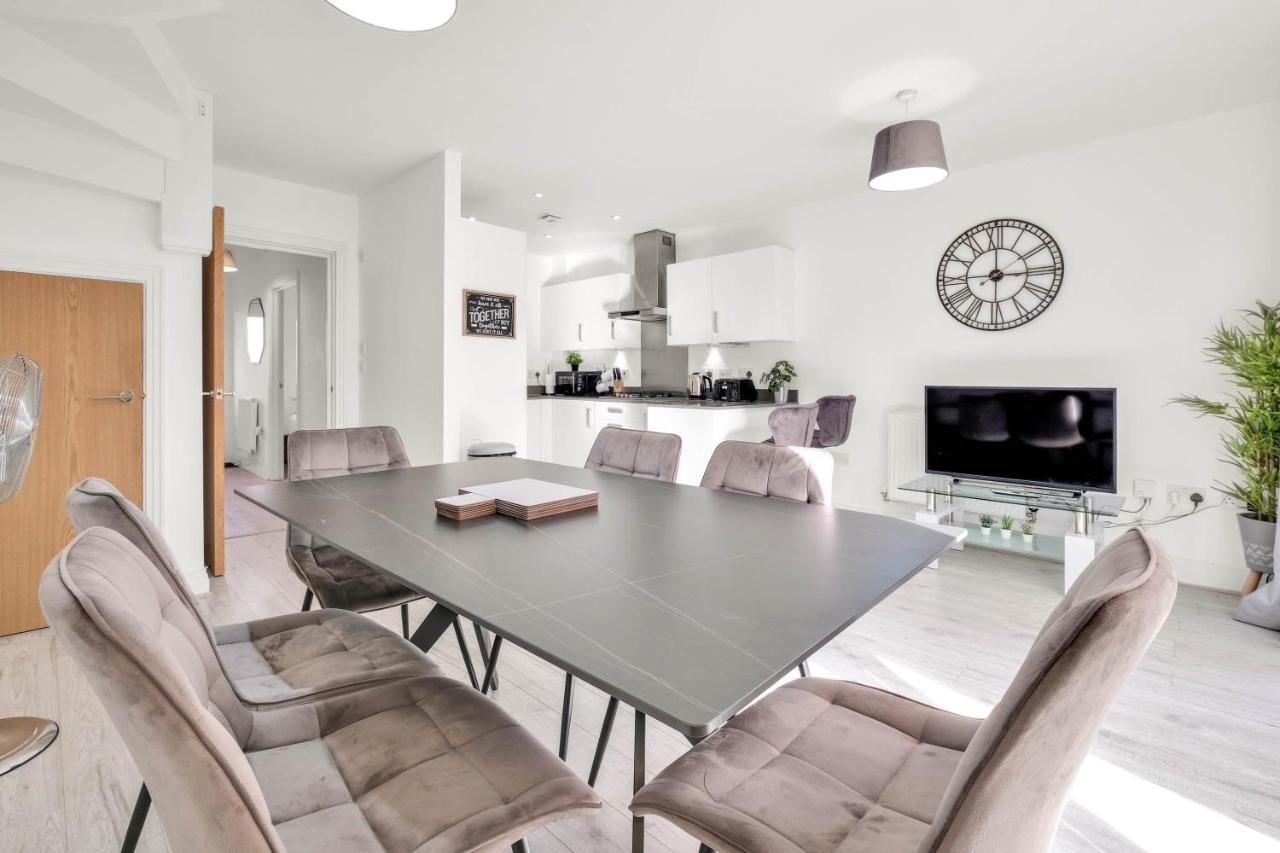 Foxherne 5Bdr 3Ba Serviced House With Parking - Slough By 360Stays Eksteriør billede
