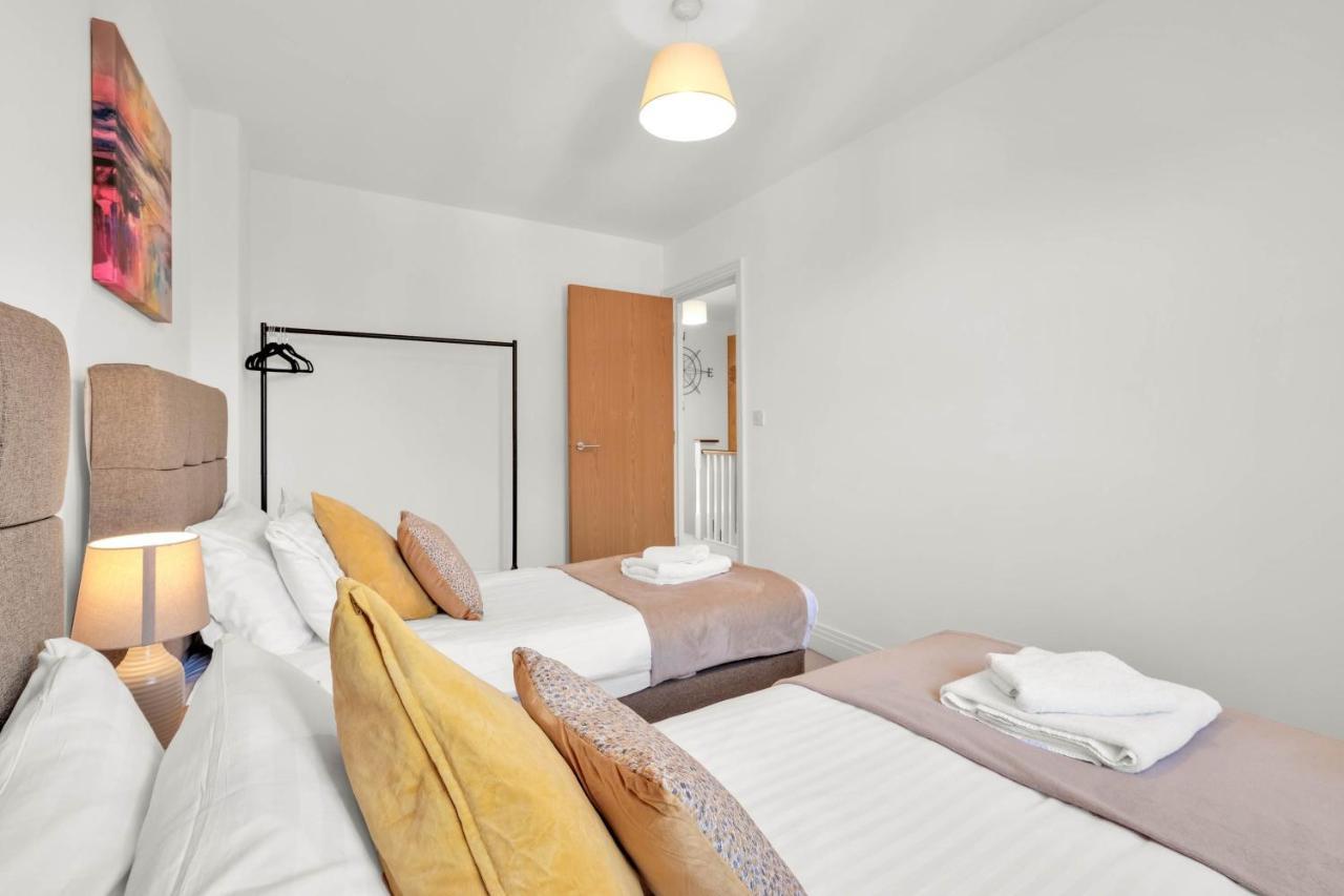 Foxherne 5Bdr 3Ba Serviced House With Parking - Slough By 360Stays Eksteriør billede