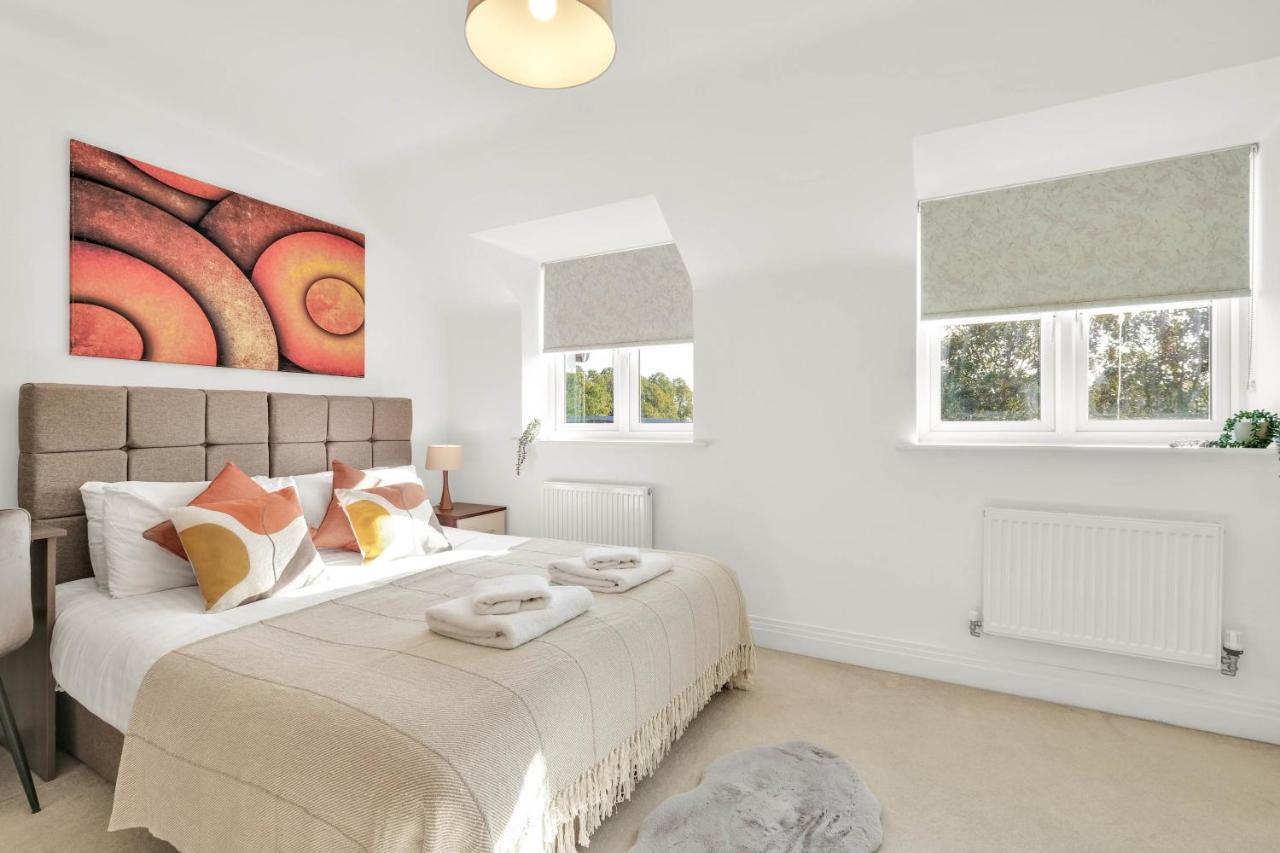 Foxherne 5Bdr 3Ba Serviced House With Parking - Slough By 360Stays Eksteriør billede