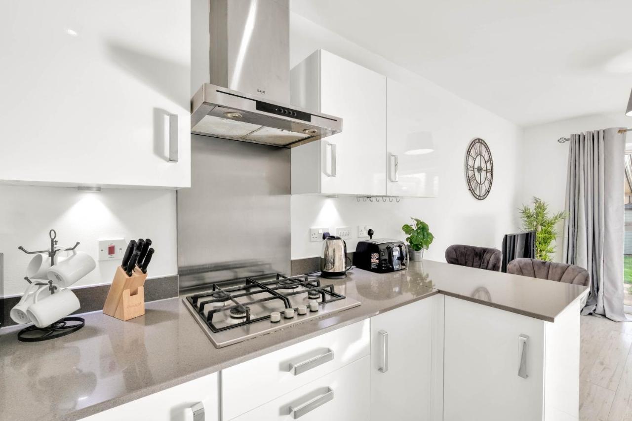 Foxherne 5Bdr 3Ba Serviced House With Parking - Slough By 360Stays Eksteriør billede