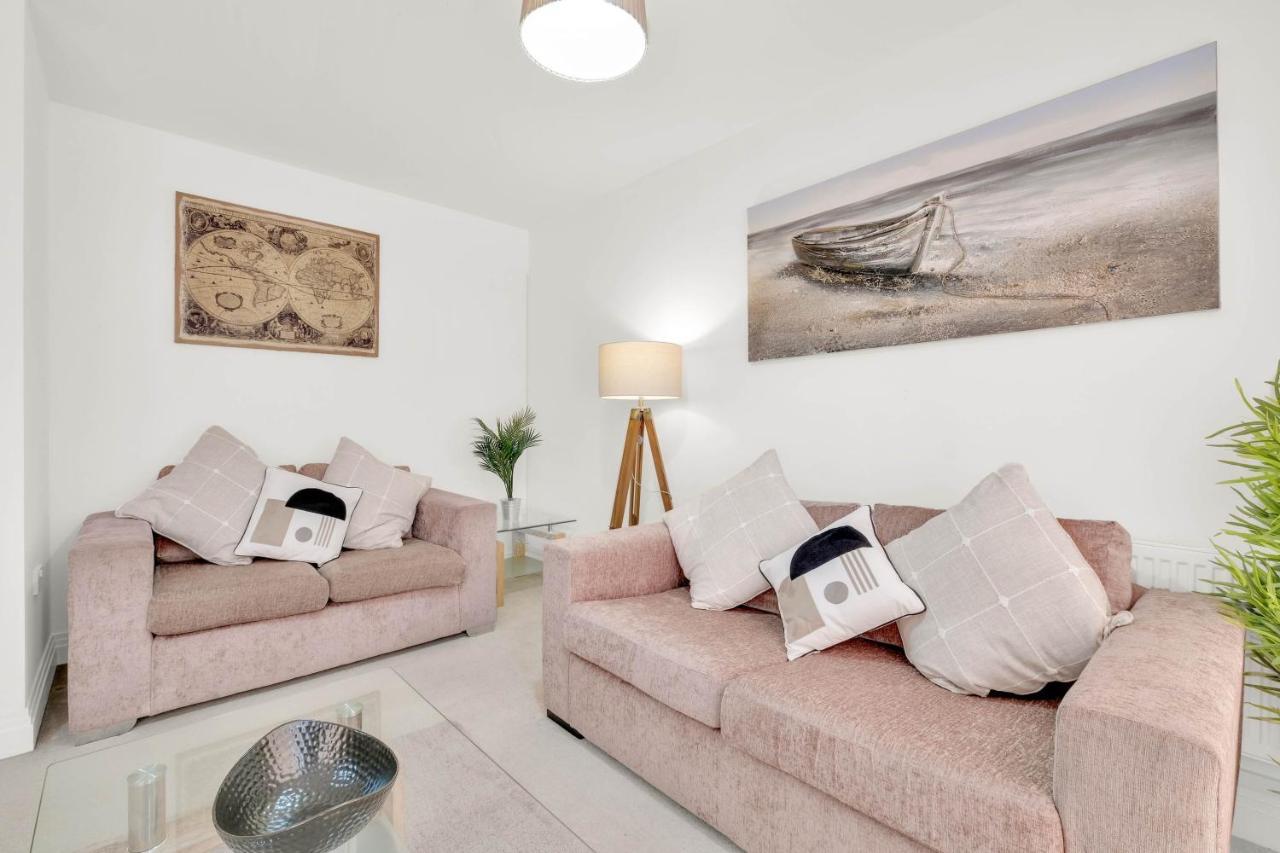 Foxherne 5Bdr 3Ba Serviced House With Parking - Slough By 360Stays Eksteriør billede