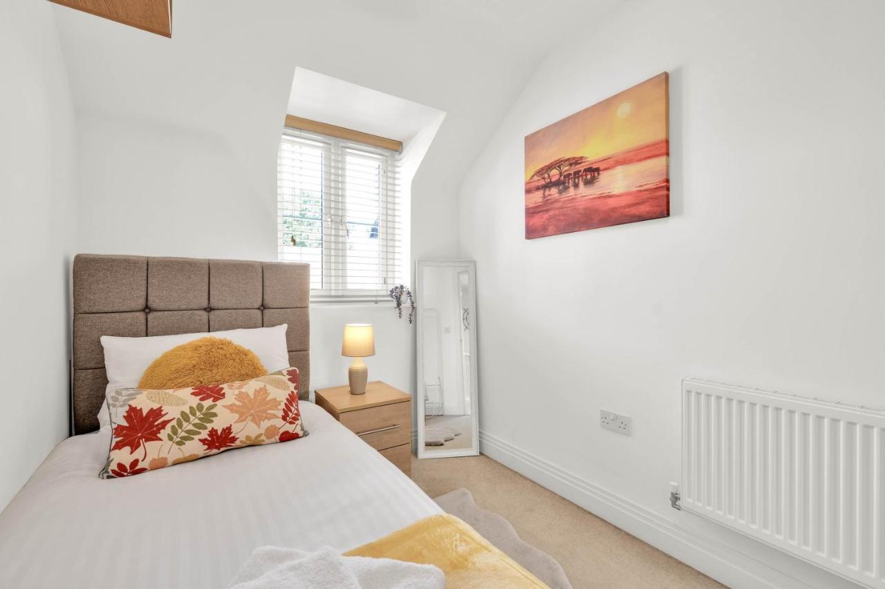 Foxherne 5Bdr 3Ba Serviced House With Parking - Slough By 360Stays Eksteriør billede