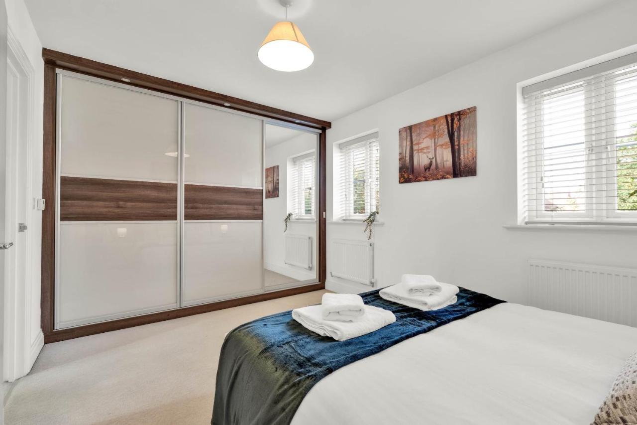 Foxherne 5Bdr 3Ba Serviced House With Parking - Slough By 360Stays Eksteriør billede