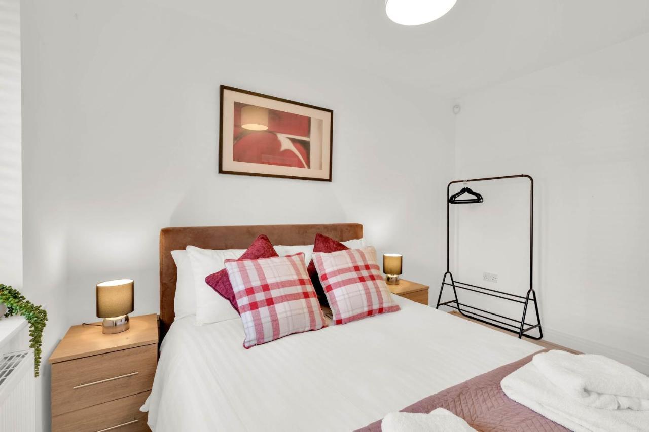 Foxherne 5Bdr 3Ba Serviced House With Parking - Slough By 360Stays Eksteriør billede