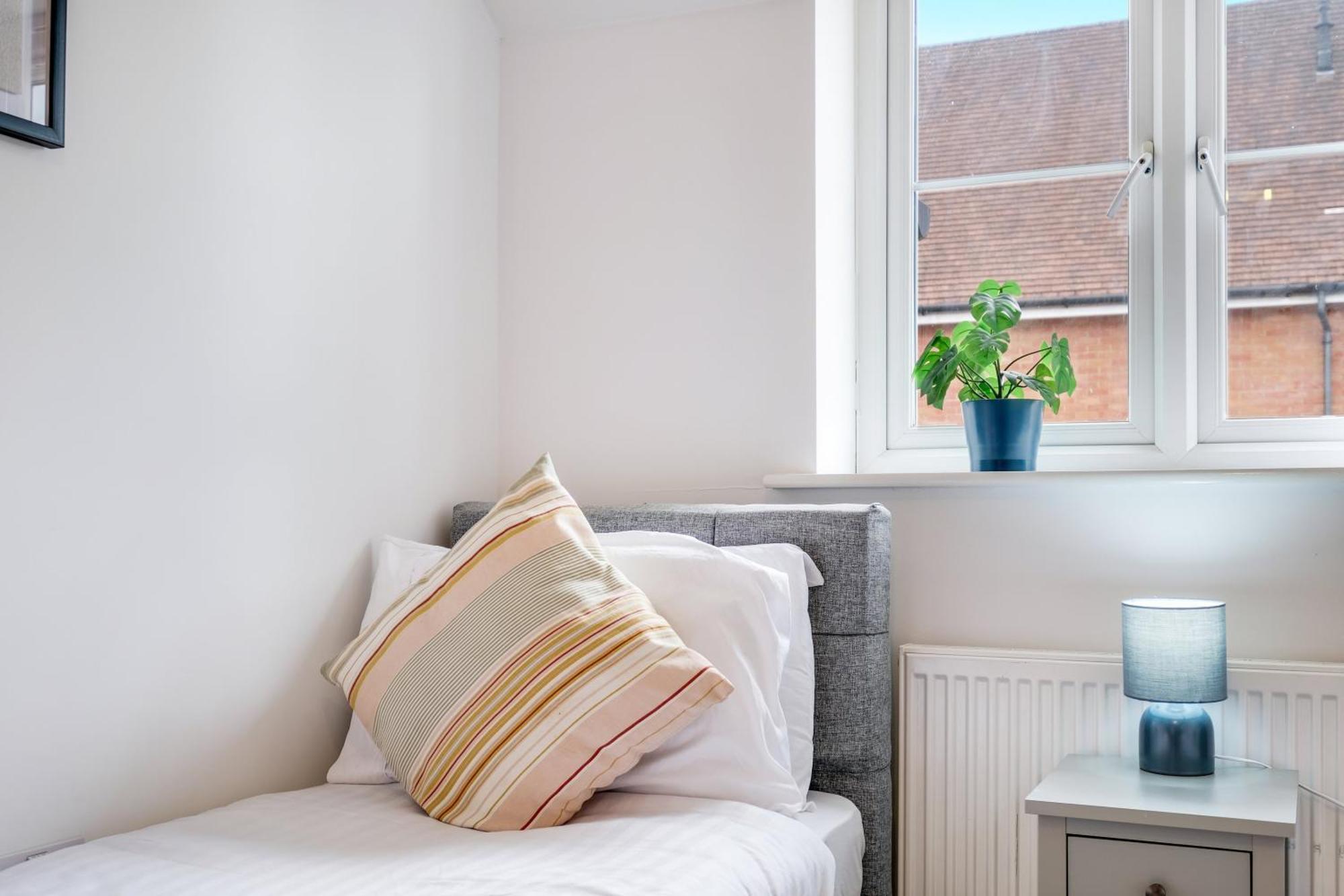 Foxherne 5Bdr 3Ba Serviced House With Parking - Slough By 360Stays Eksteriør billede