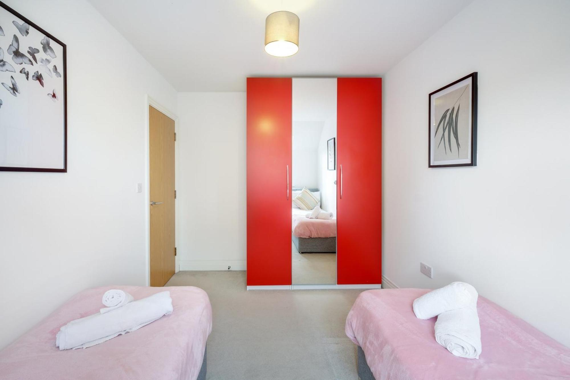 Foxherne 5Bdr 3Ba Serviced House With Parking - Slough By 360Stays Eksteriør billede