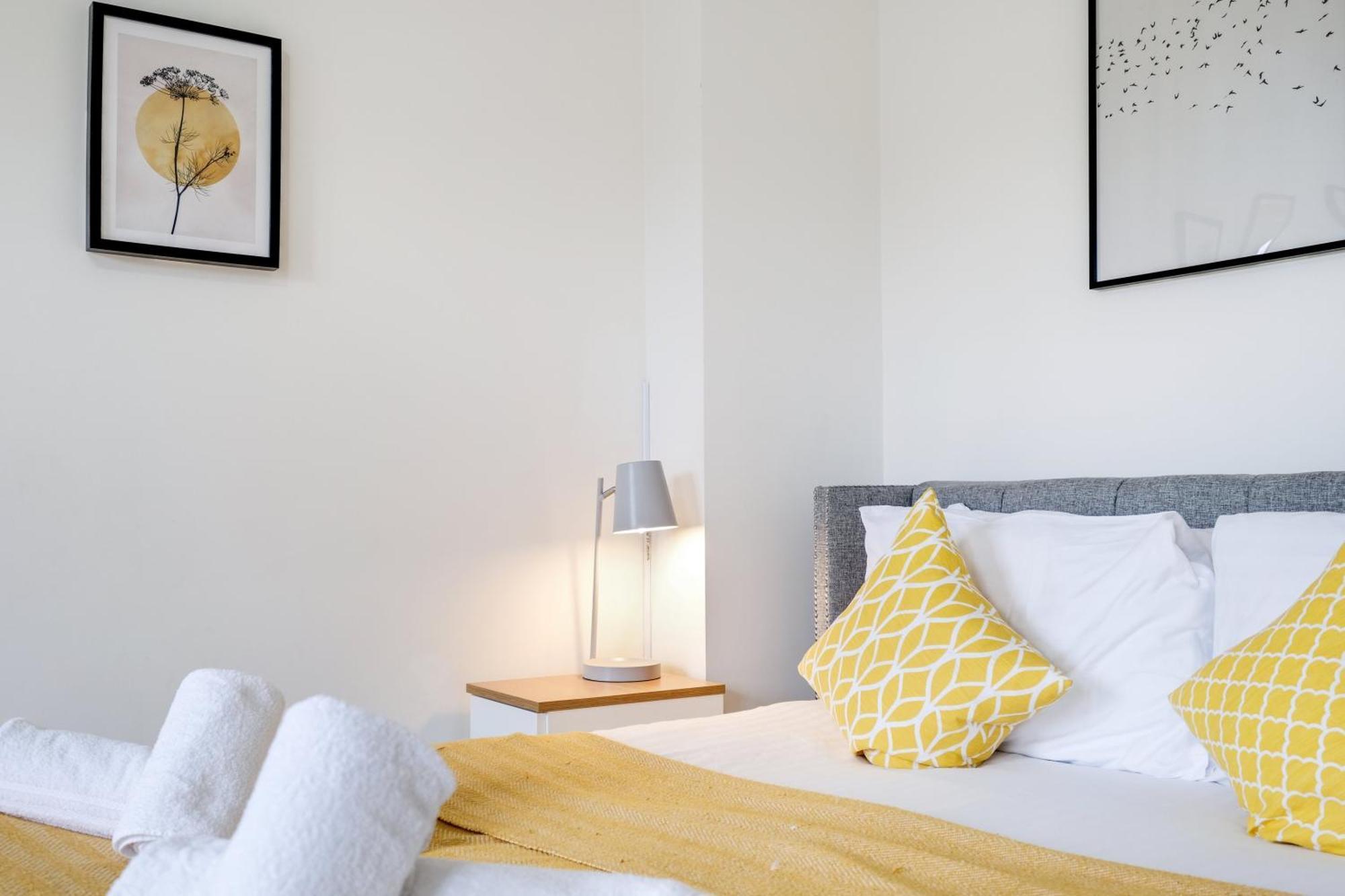 Foxherne 5Bdr 3Ba Serviced House With Parking - Slough By 360Stays Eksteriør billede