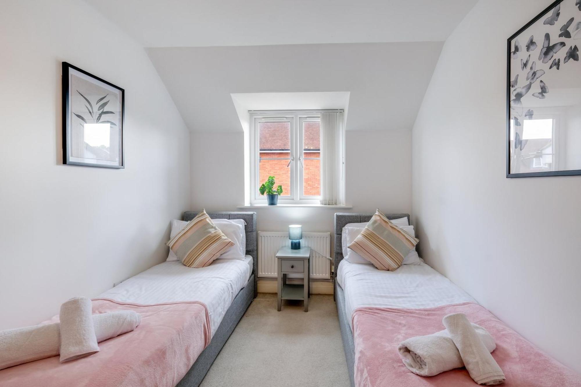 Foxherne 5Bdr 3Ba Serviced House With Parking - Slough By 360Stays Eksteriør billede