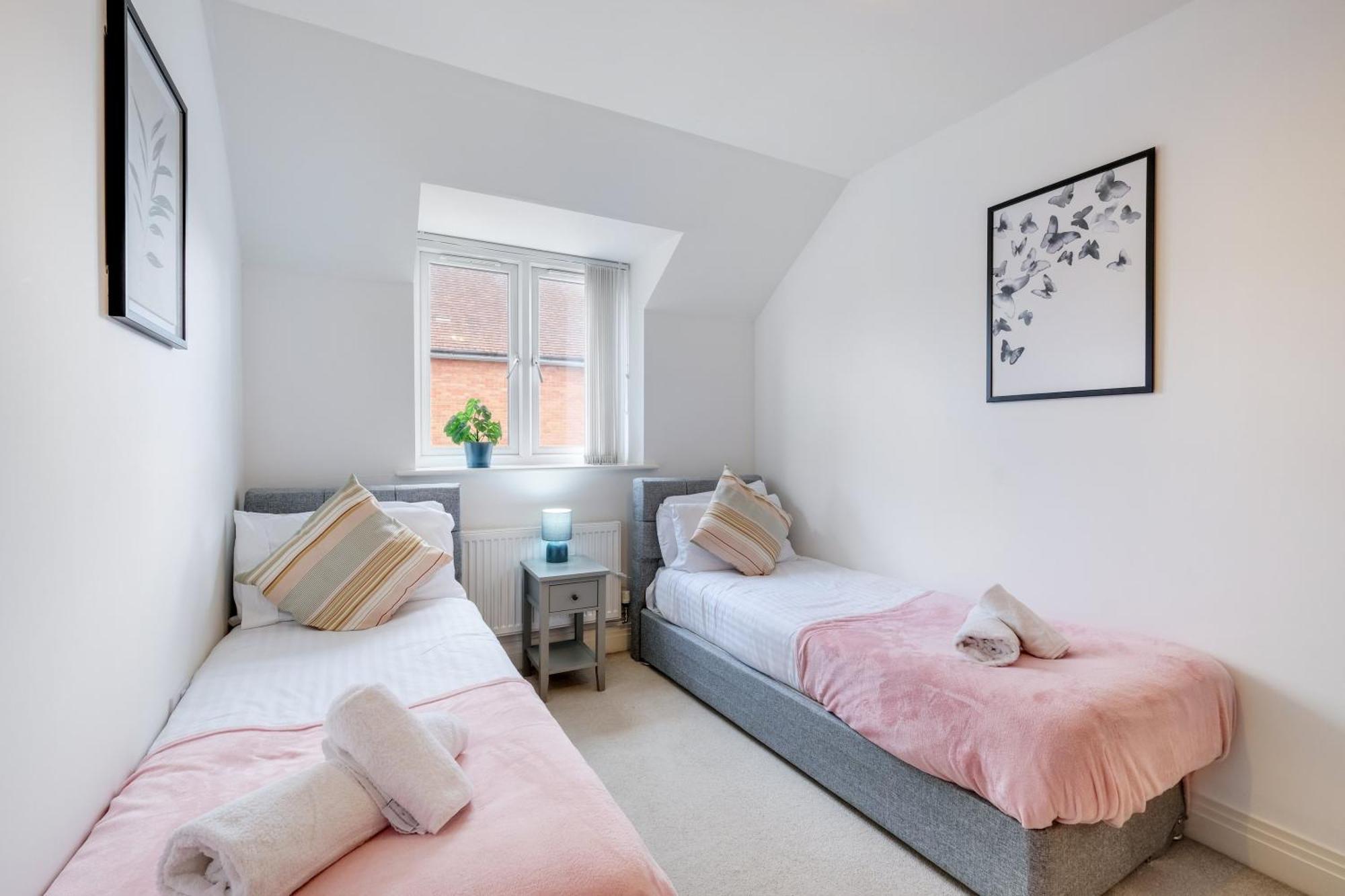 Foxherne 5Bdr 3Ba Serviced House With Parking - Slough By 360Stays Eksteriør billede