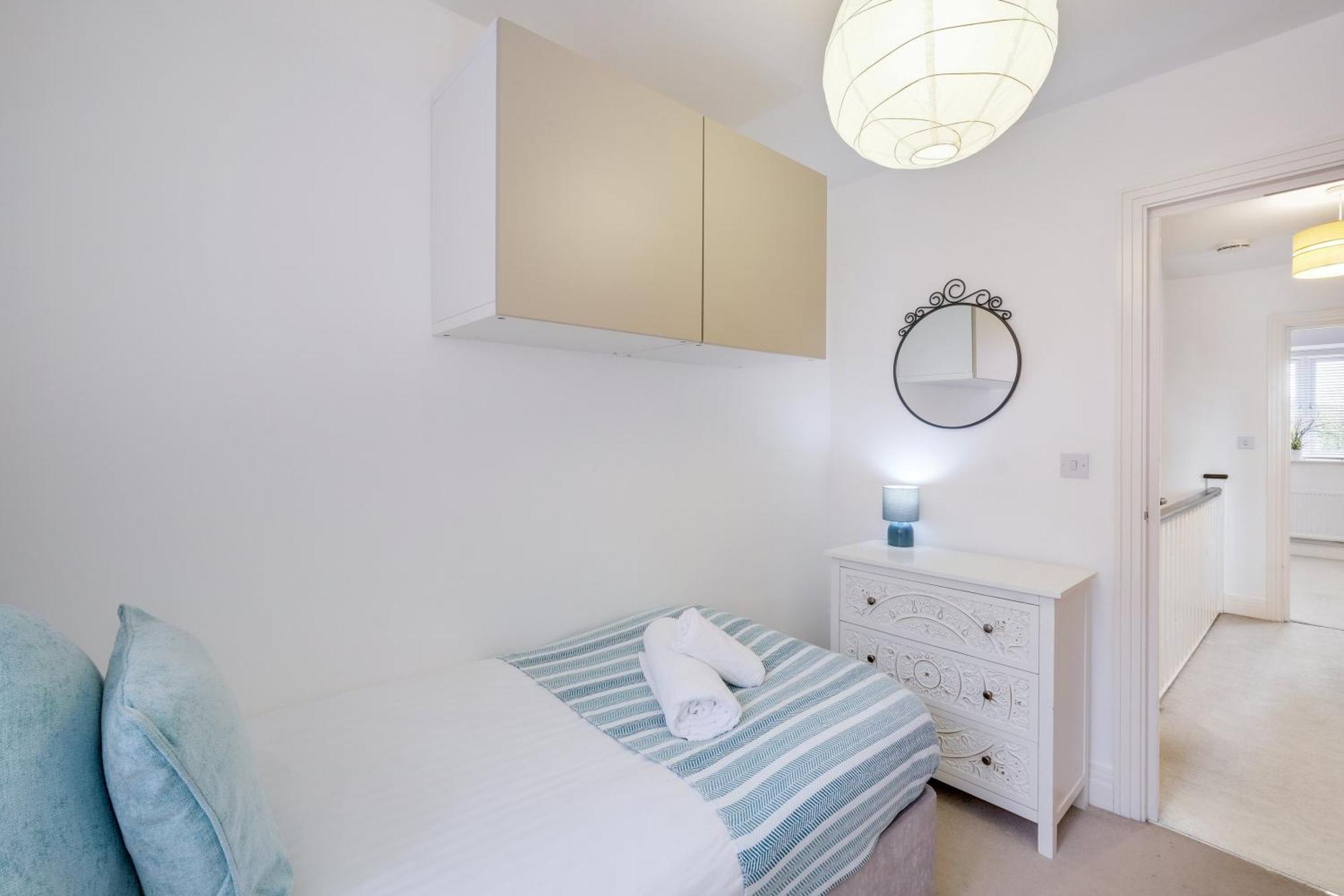Foxherne 5Bdr 3Ba Serviced House With Parking - Slough By 360Stays Eksteriør billede
