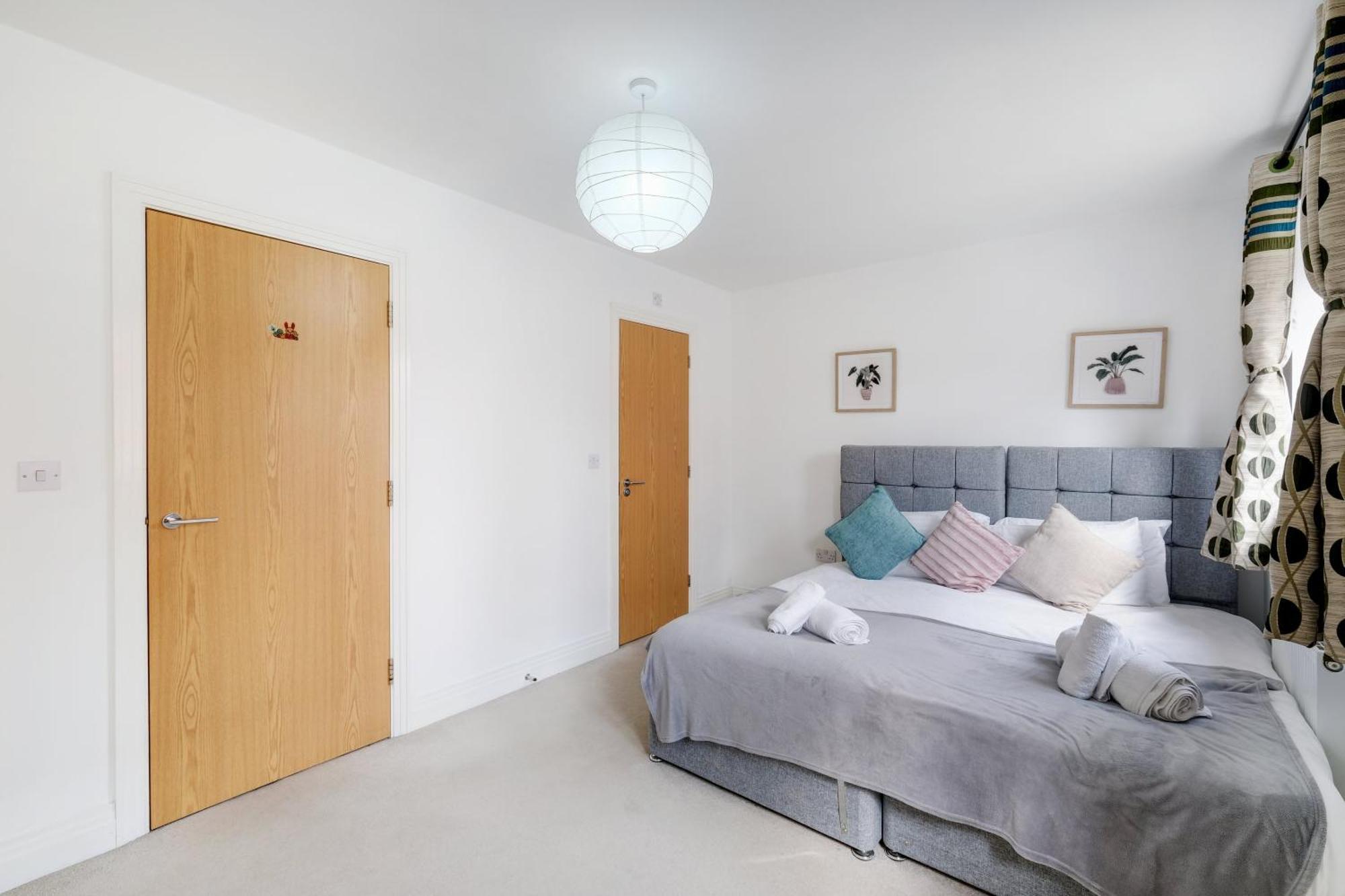 Foxherne 5Bdr 3Ba Serviced House With Parking - Slough By 360Stays Eksteriør billede