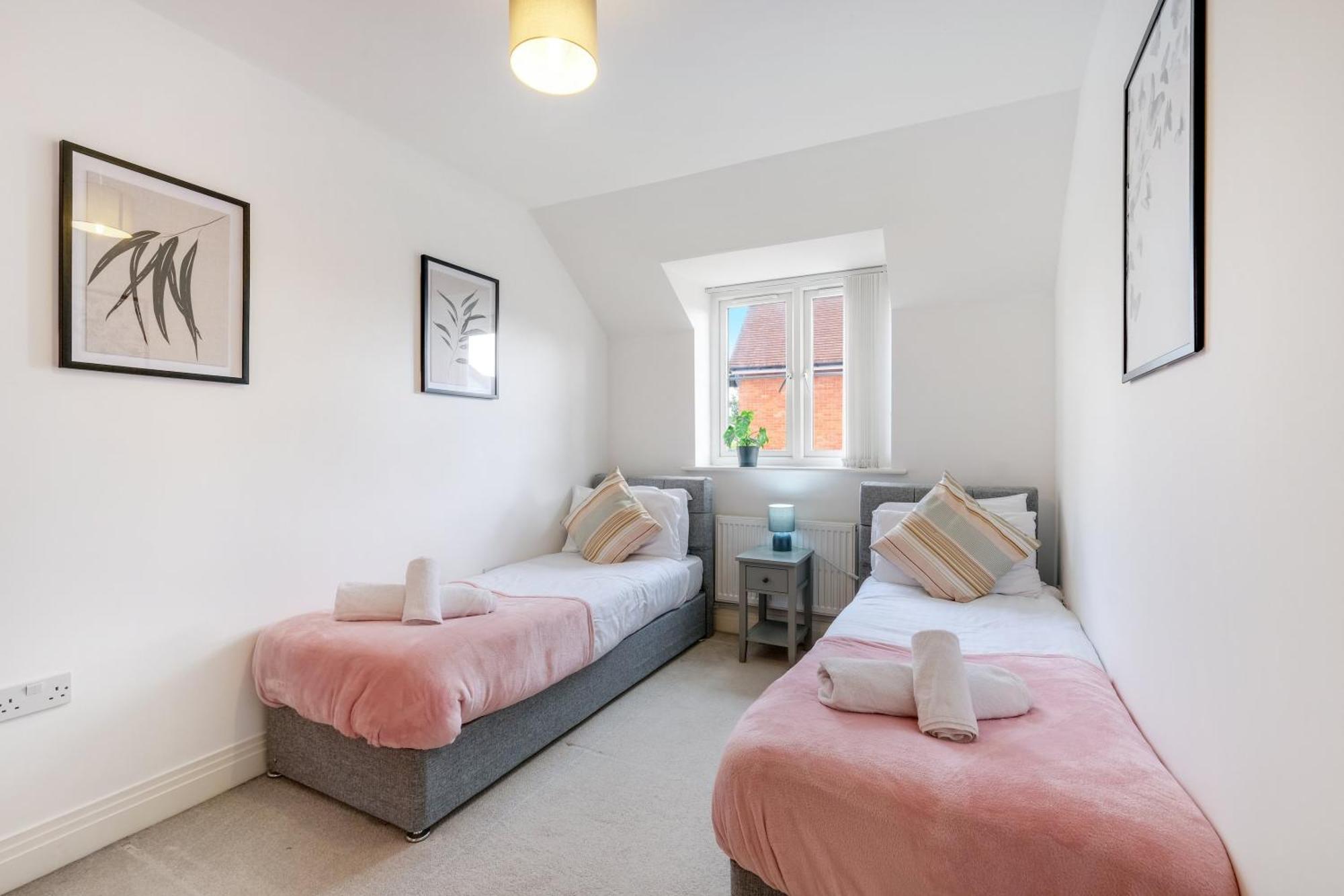 Foxherne 5Bdr 3Ba Serviced House With Parking - Slough By 360Stays Eksteriør billede