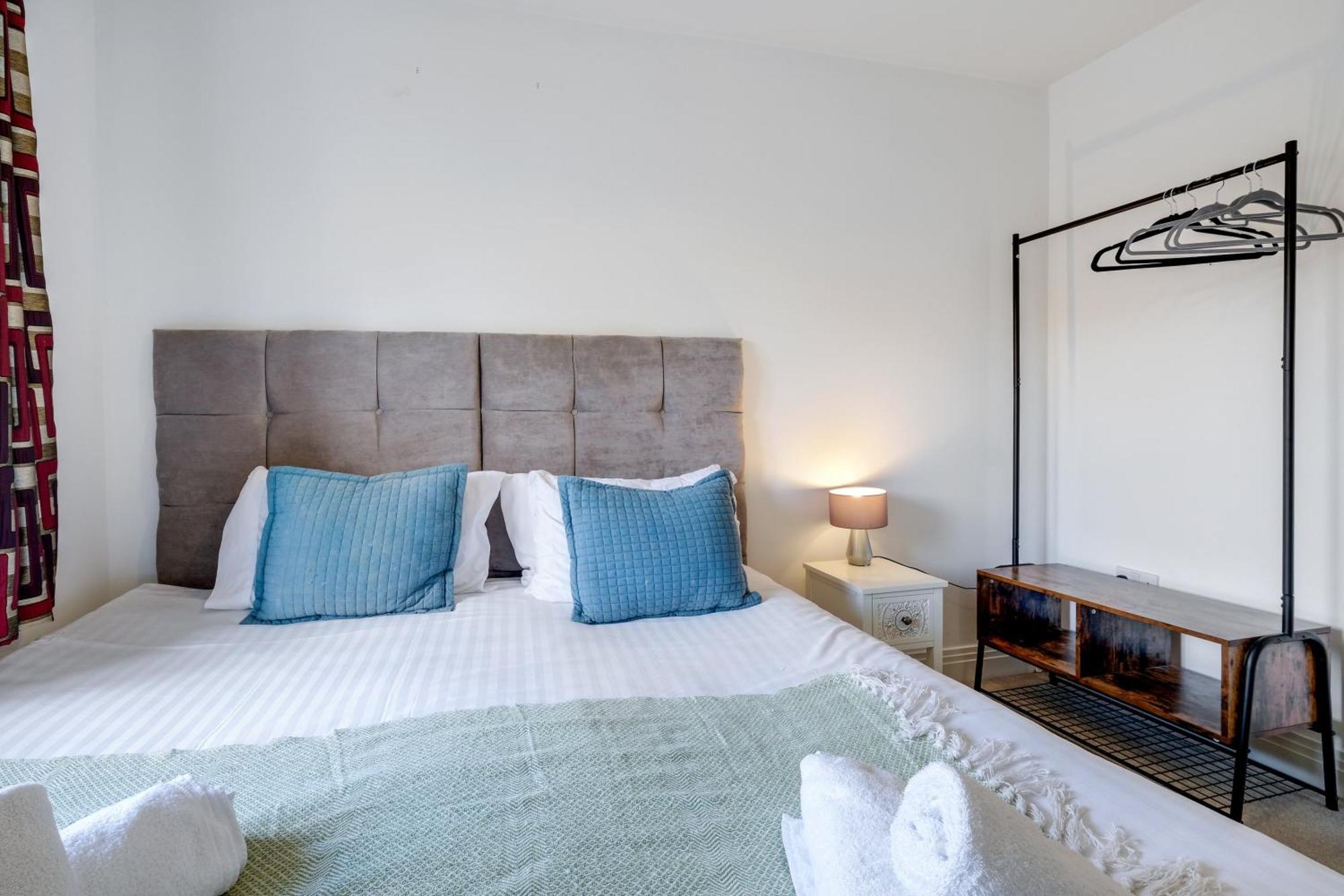 Foxherne 5Bdr 3Ba Serviced House With Parking - Slough By 360Stays Eksteriør billede