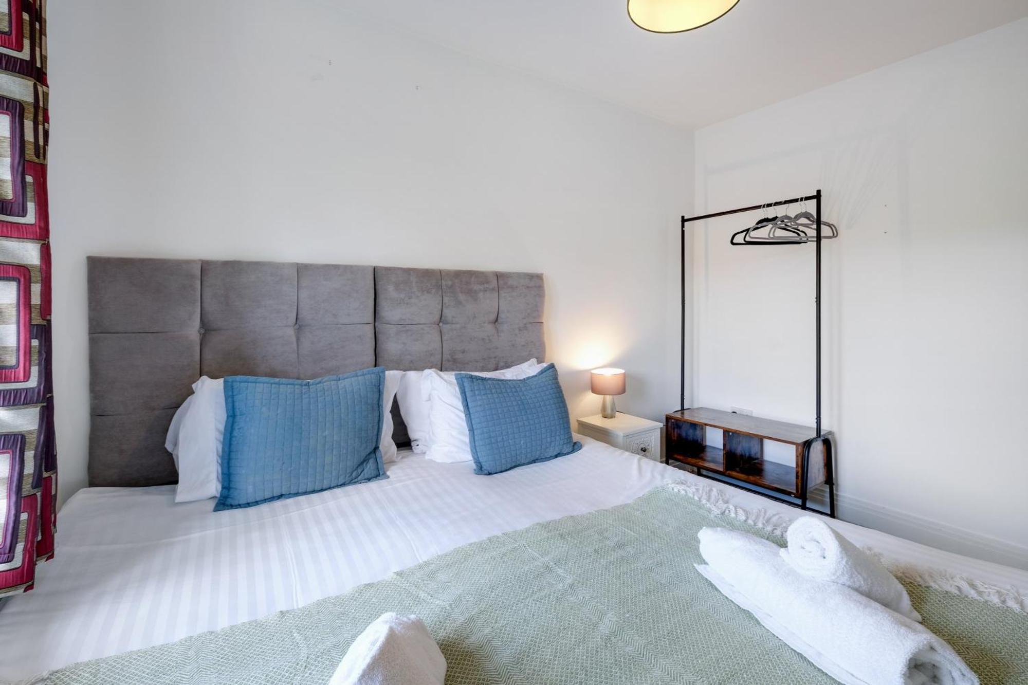Foxherne 5Bdr 3Ba Serviced House With Parking - Slough By 360Stays Eksteriør billede